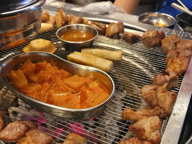 숯불 위에서 익어가는 고기