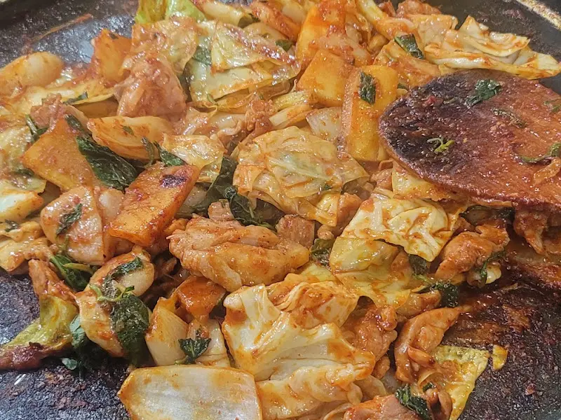 맛있게 익어가는 닭갈비