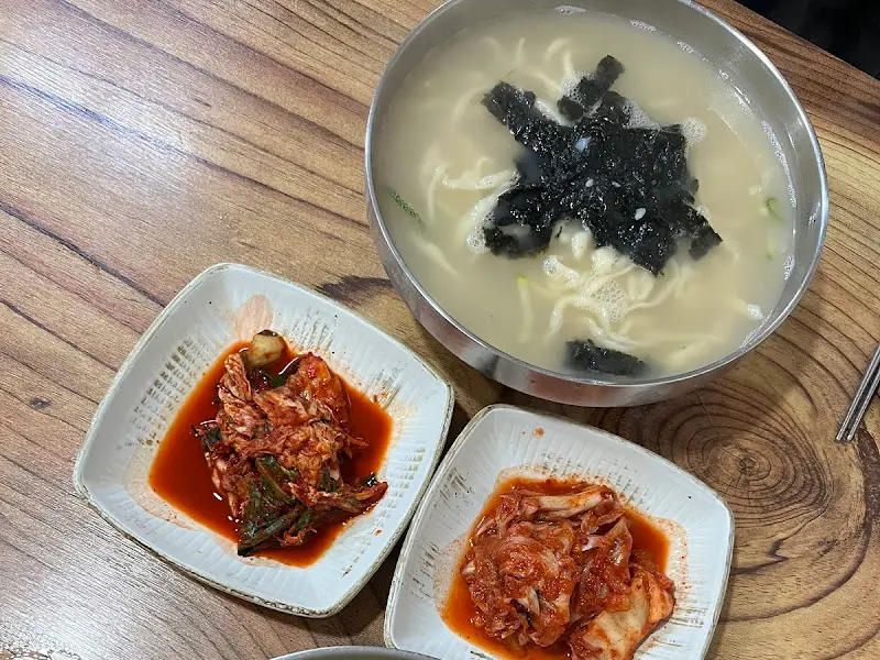 칼국수와 김치 전체샷 2