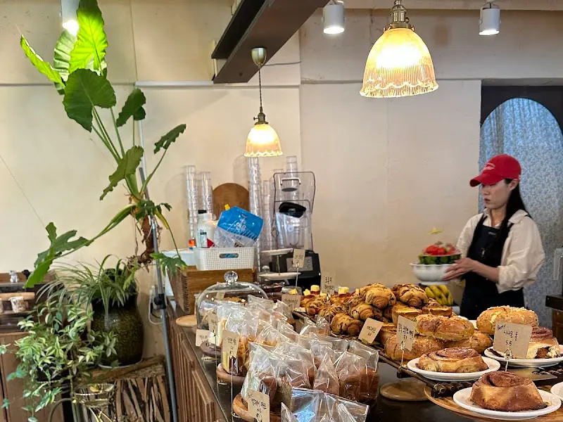 다양한 빵과 디저트가 진열된 쇼케이스