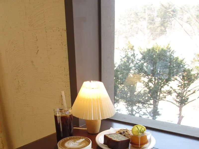 창밖 풍경을 감상하며 커피를 즐길 수 있는 공간