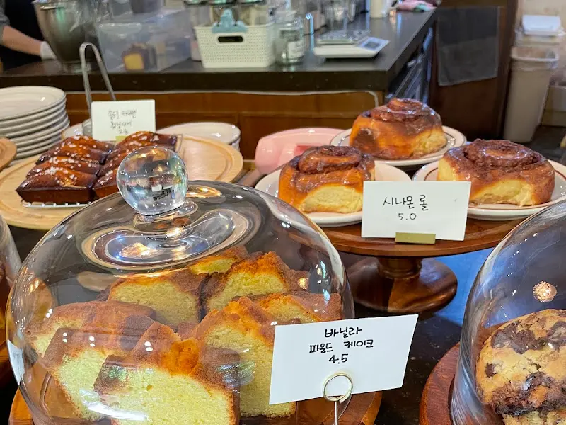 쇼케이스 안의 다양한 디저트들