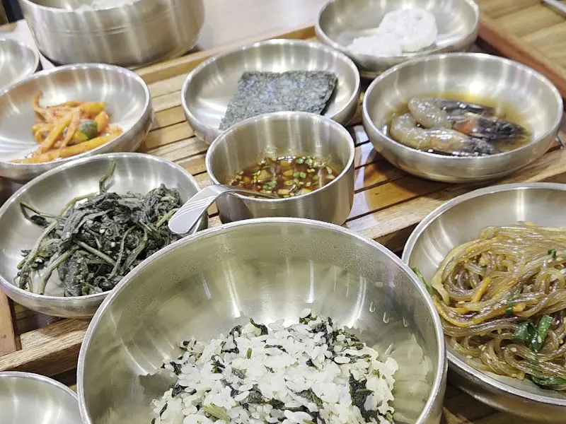 놋그릇에 담긴 정갈한 반찬들