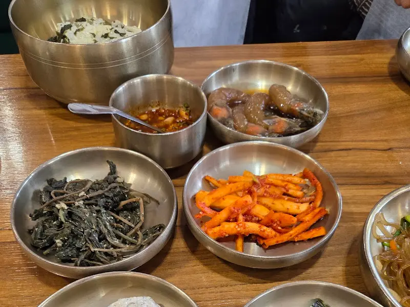 다채로운 놋그릇 반찬 구성