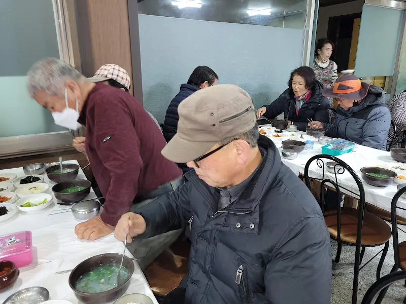 재첩국을 먹는 손님