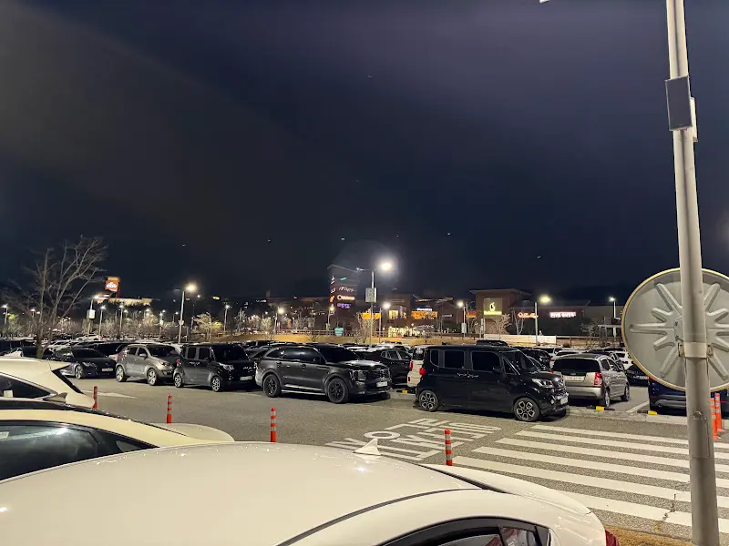 아울렛 주차장 야경