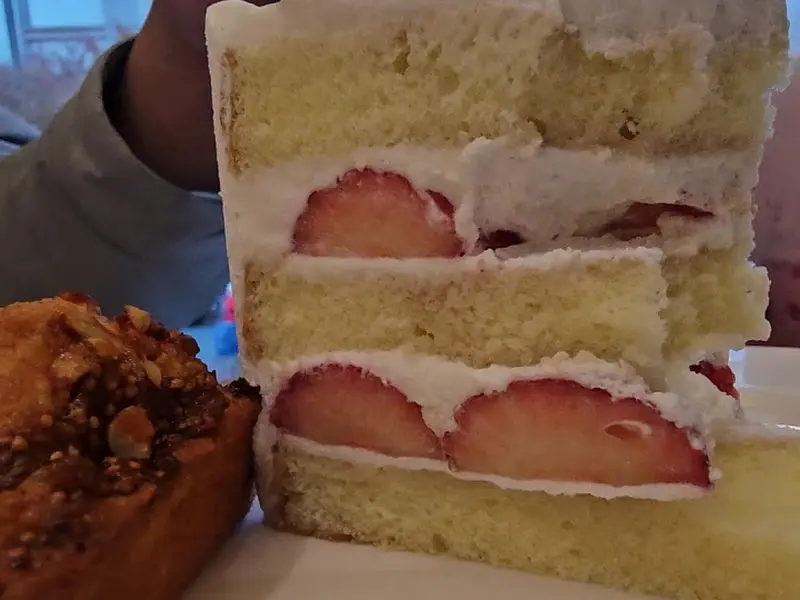 단면이 보이는 딸기 케이크