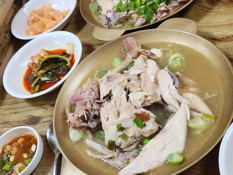 윤기가 흐르는 닭수육