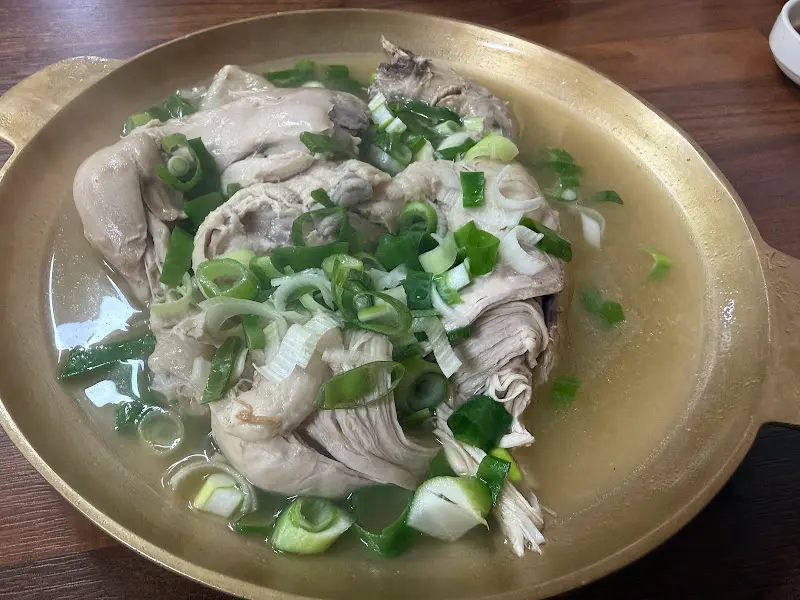 파와 마늘이 듬뿍 올려진 닭수육