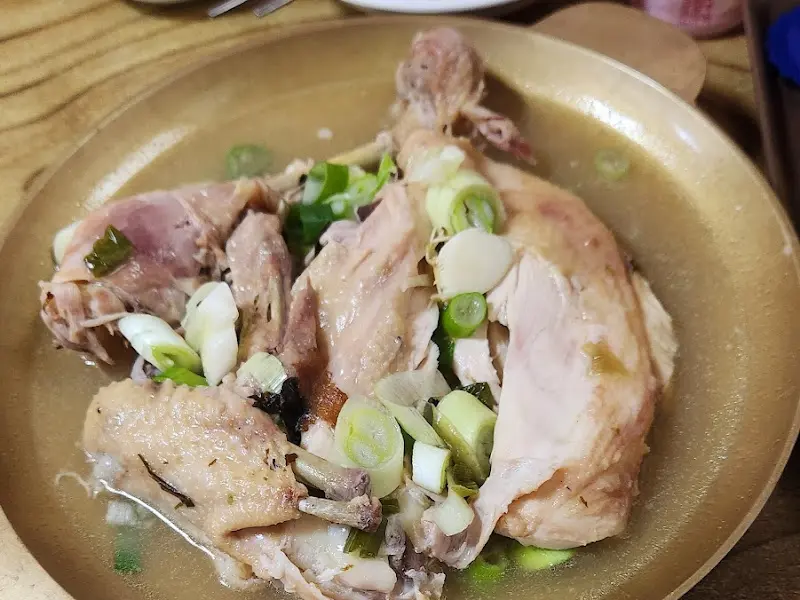 닭고기와 파가 담긴 놋그릇