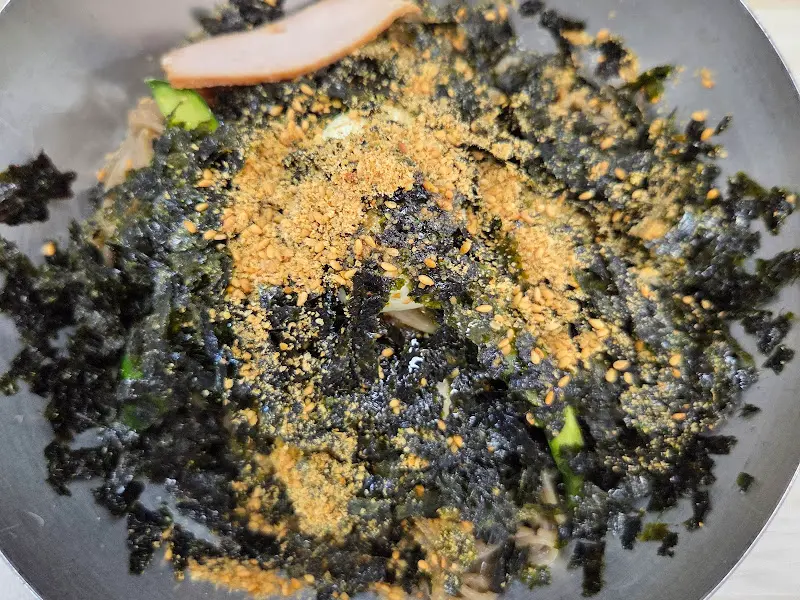 김가루와 깨가 듬뿍 뿌려진 막국수