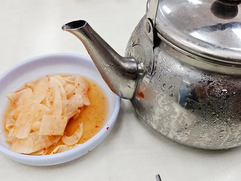 놋주전자에 담긴 시원한 육수