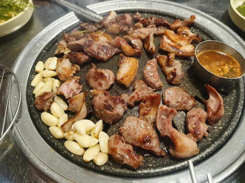 숯불에 구워진 뒷고기