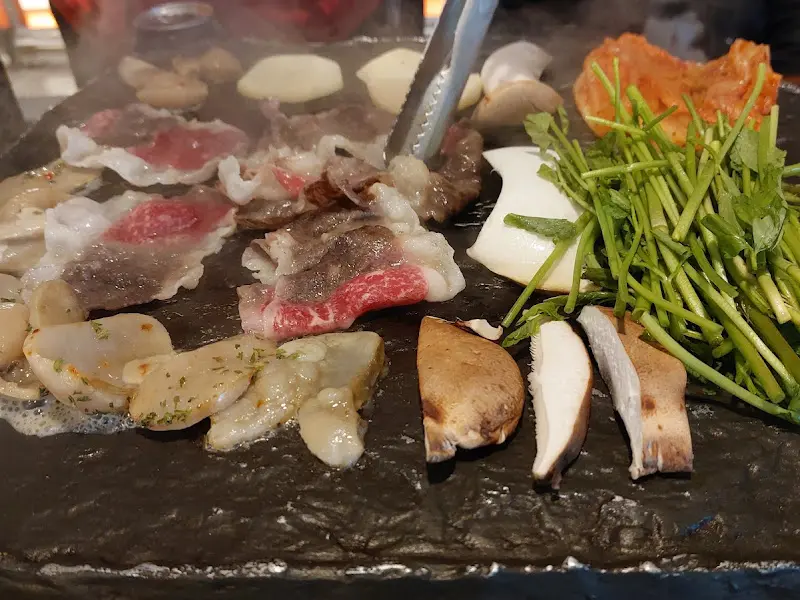 돌판 위에서 익어가는 삼합