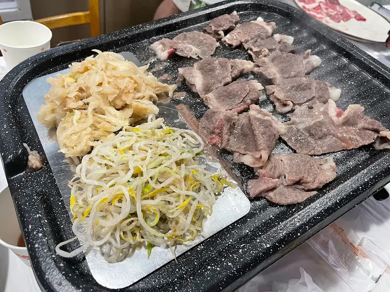 숙주와 차돌박이가 함께 구워지는 모습