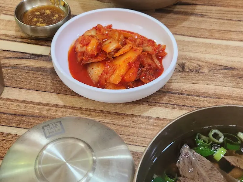 곰탕과 함께 제공되는 김치