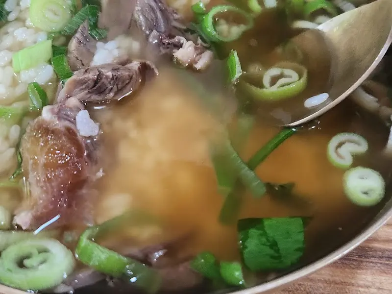 숟가락 위에 올려진 곰탕 고기