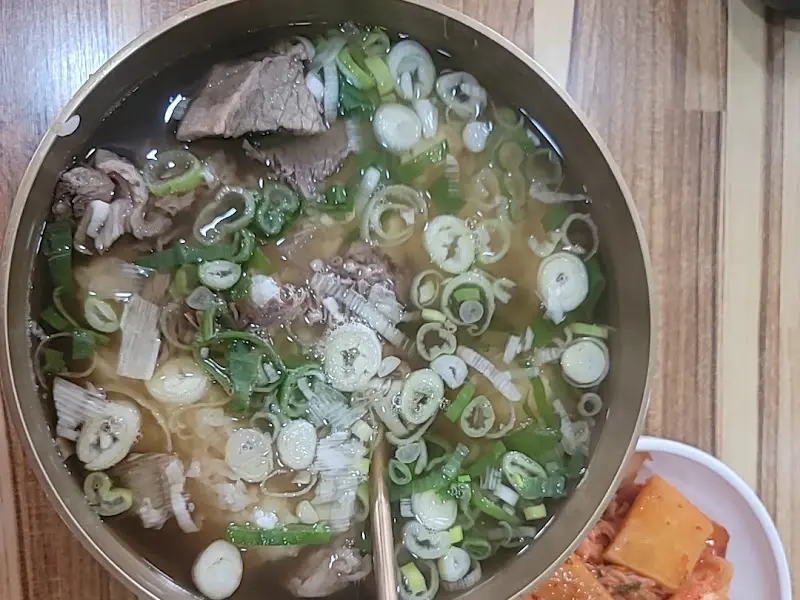 놋그릇에 담긴 곰탕 한 상 차림