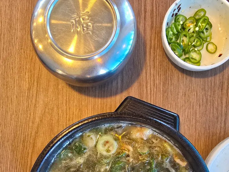 윤기가 자르르 흐르는 흑돼지 수육