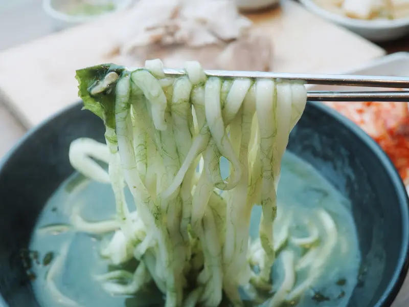 탱탱한 면발이 인상적인 보말칼국수