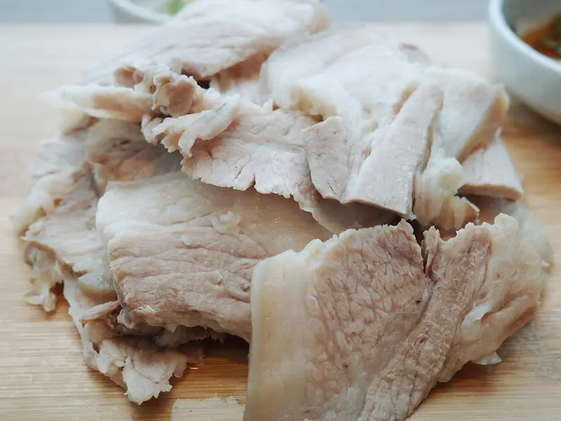 윤기가 흐르는 흑돼지 수육 클로즈업