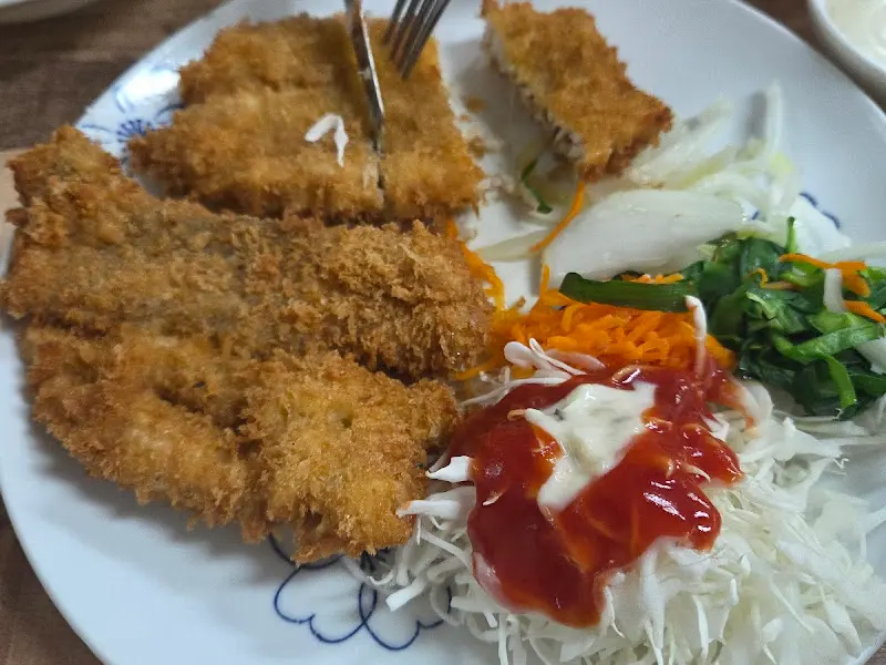 돈까스 자르는 모습