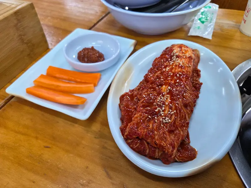 서부감자국의 밑반찬 김치