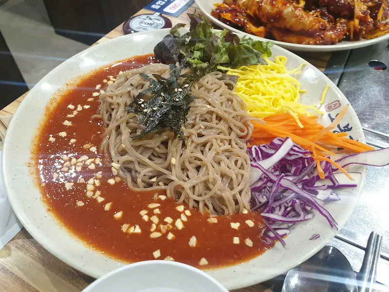 새콤달콤한 막국수