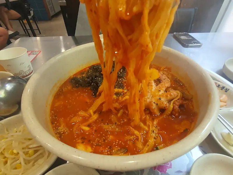 젓가락으로 들어올린 낙지 칼국수 면발