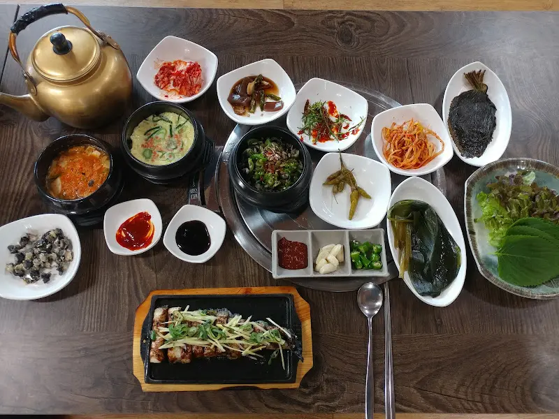 정갈하게 차려진 밑반찬