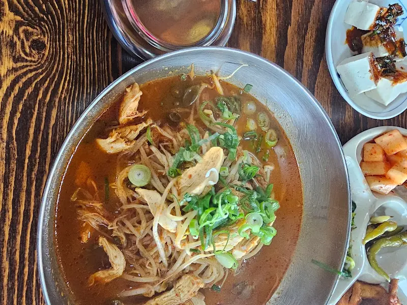 얼큰한 국물과 닭고기의 조화가 일품인 닭개장