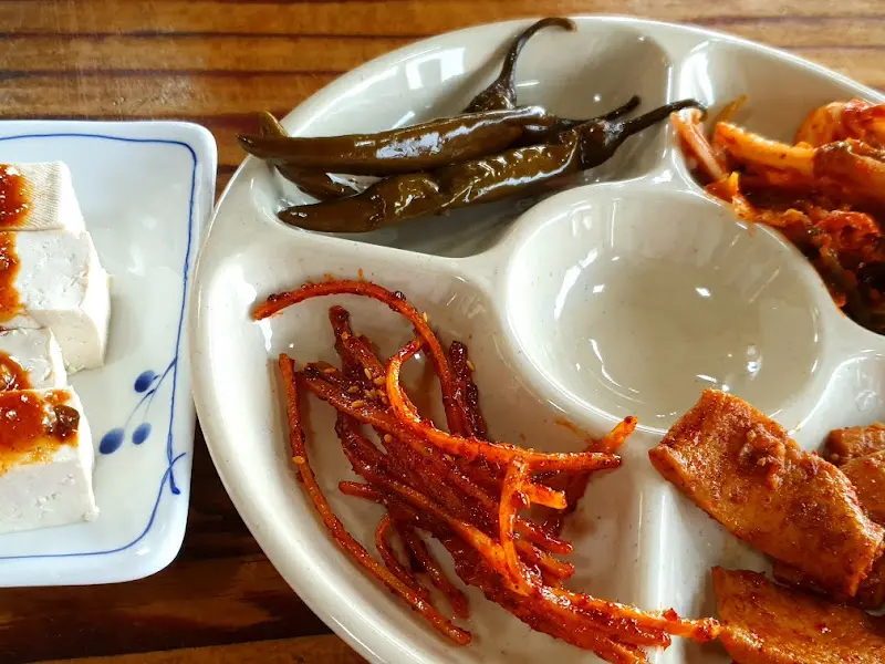 푸짐한 밑반찬은 무한리필!