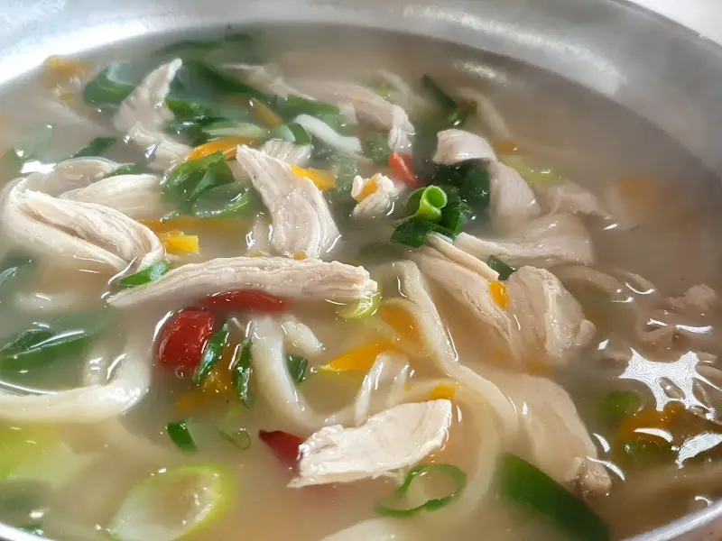 푸짐한 닭고기가 인상적인 닭칼국수