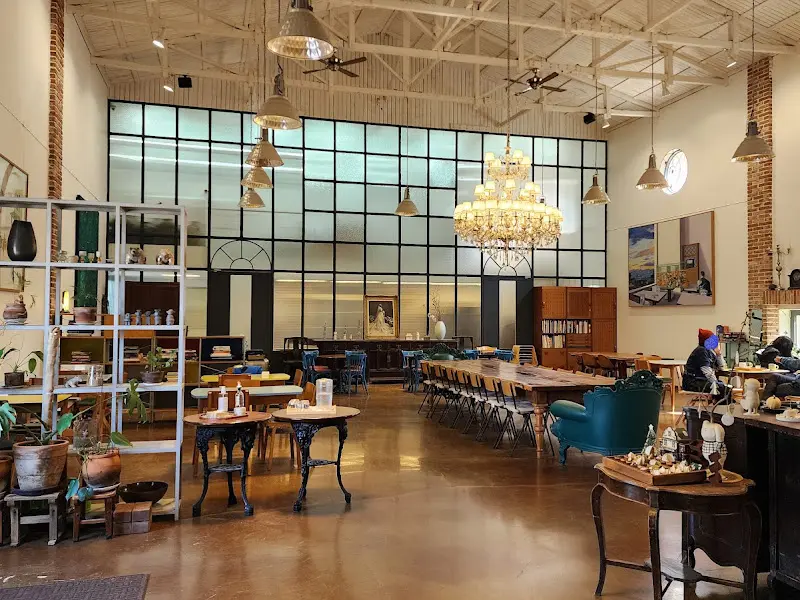 G340 카페 내부 전경