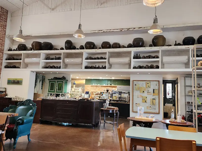 G340 카페 내부의 공예품 진열대