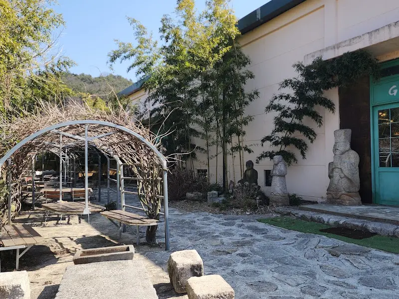 G340 카페의 야외 테이블