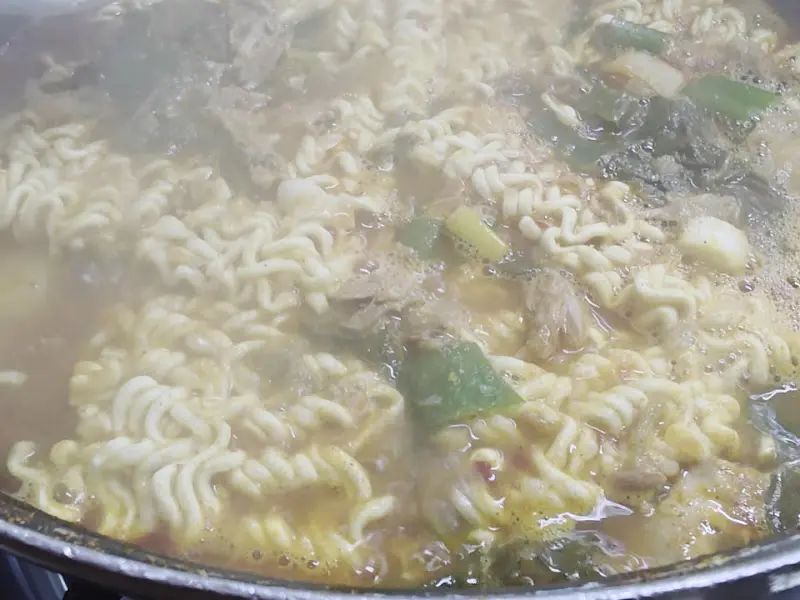 서부감자국 테이블 전경