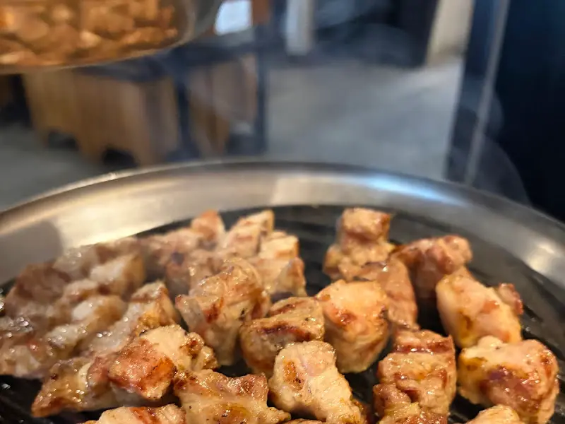 노릇노릇 익어가는 고기