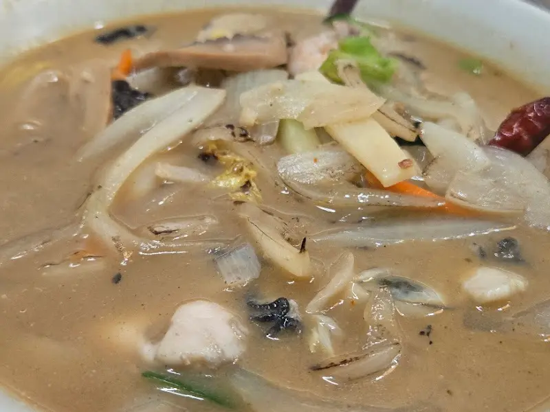 굴짬뽕 국물 속 채소와 해산물