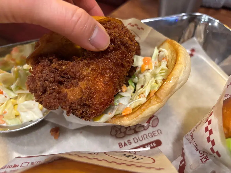 바삭한 치킨 패티가 인상적인 버거