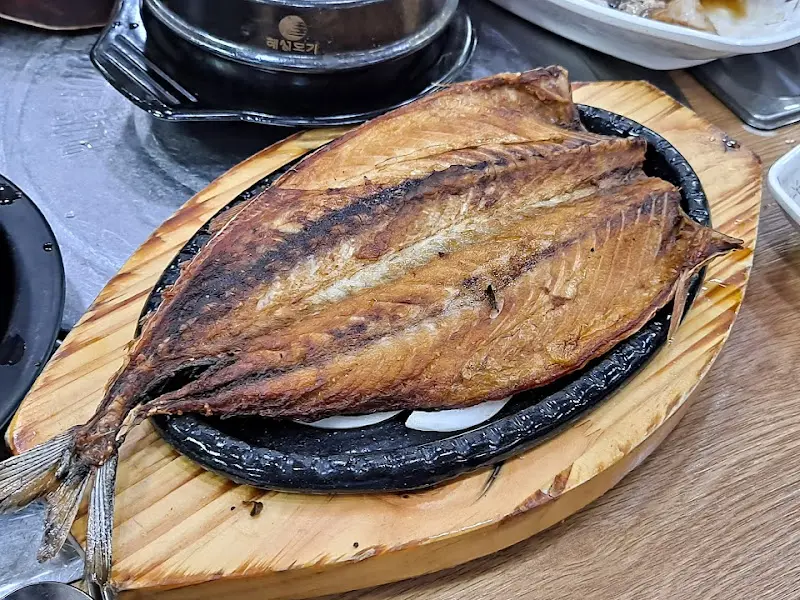 노릇하게 구워진 고등어 구이