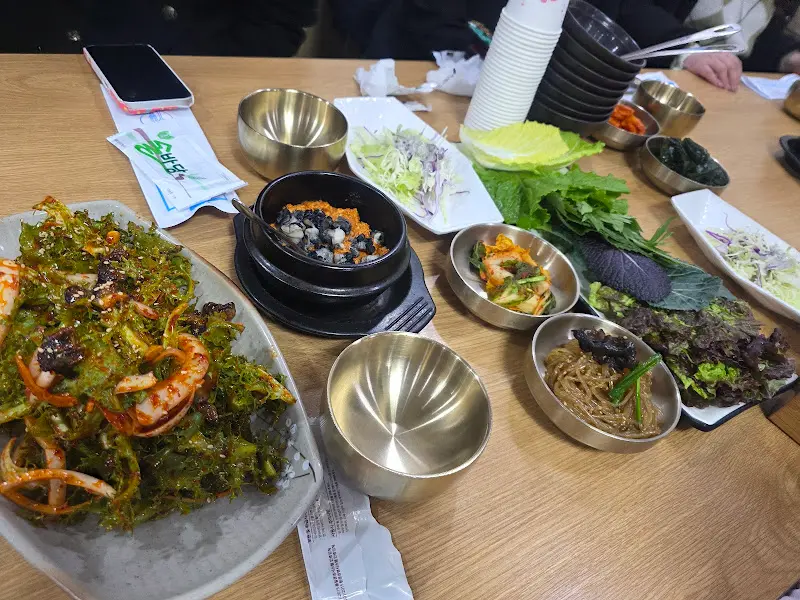 다양한 쌈 채소와 반찬들