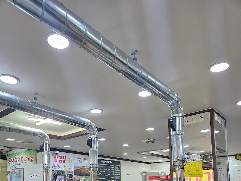식당 천장에 설치된 환풍시설