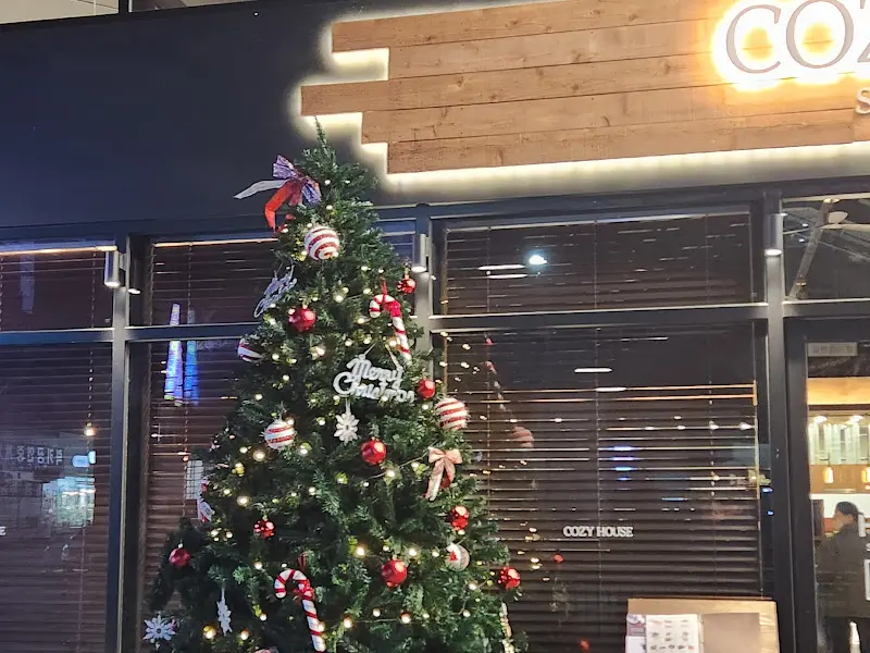 크리스마스 분위기로 장식된 코지하우스 외부