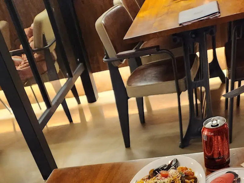 레스토랑 내부 테이블