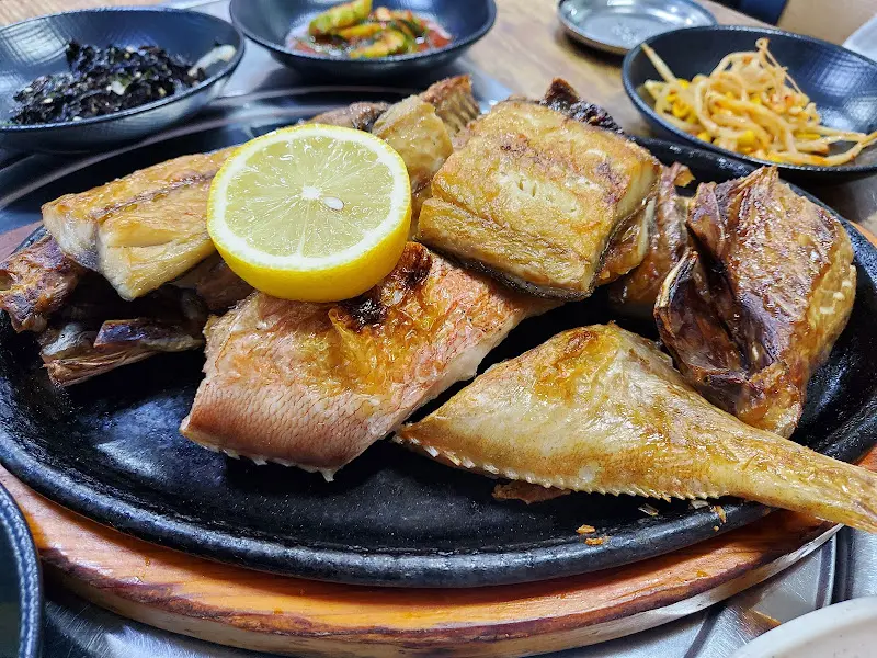 윤기가 흐르는 생선구이