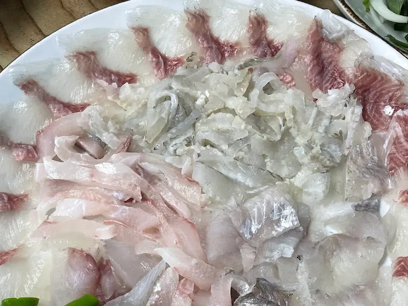 신선한 재료가 듬뿍 들어간 모듬회