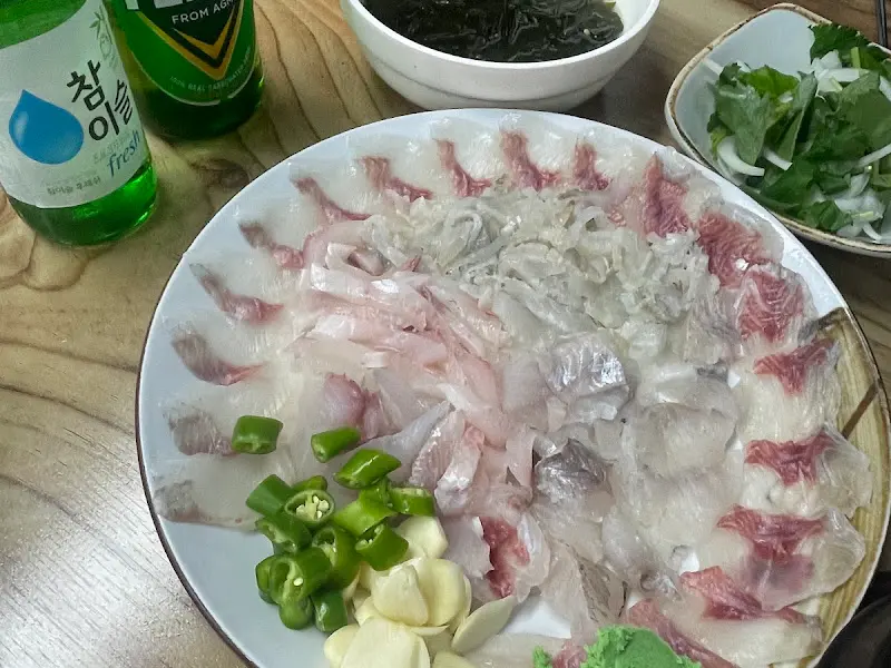 신선한 회와 술 한 잔의 완벽한 조화