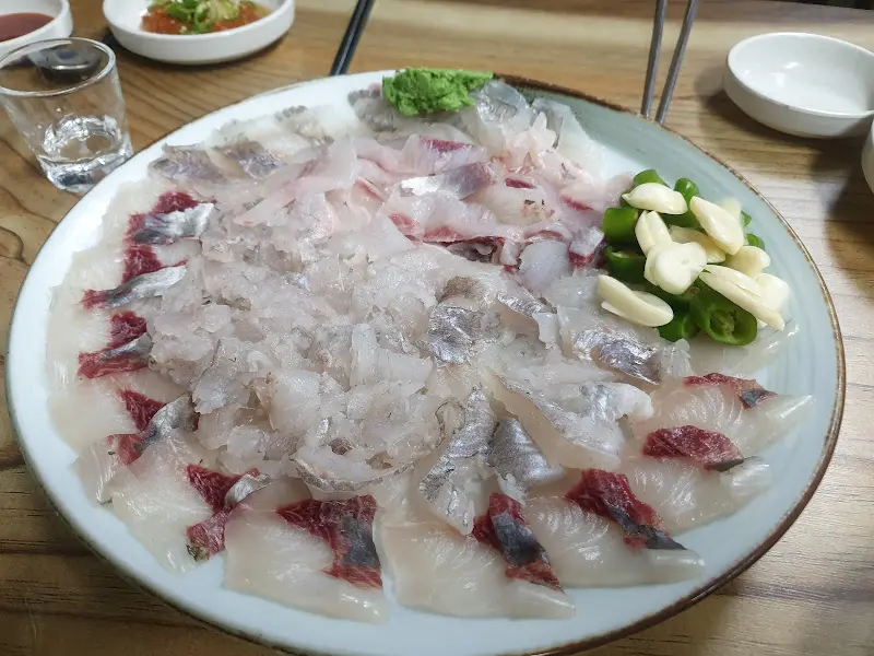 싱싱한 제철 회 한 상