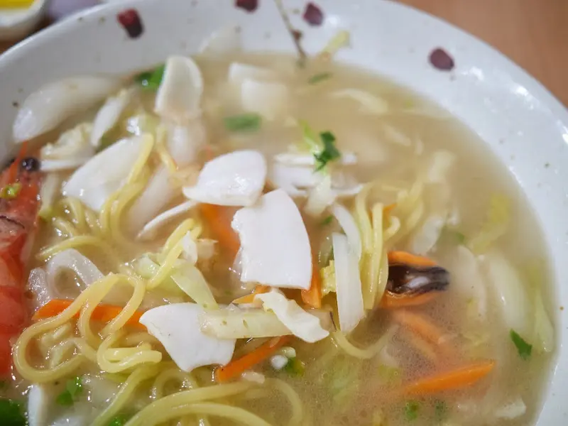 푸짐한 해산물이 들어간 백짬뽕